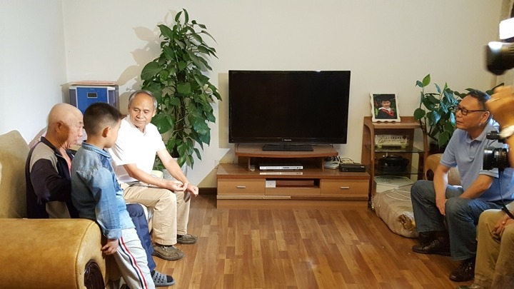 云南省总工会主席张百如到云南东升国际官网集团难题职工家里送温暖