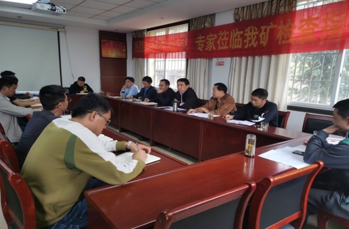 集团党委副书记、工会主席王鑫一行到四角地煤矿发展安全出产大排查