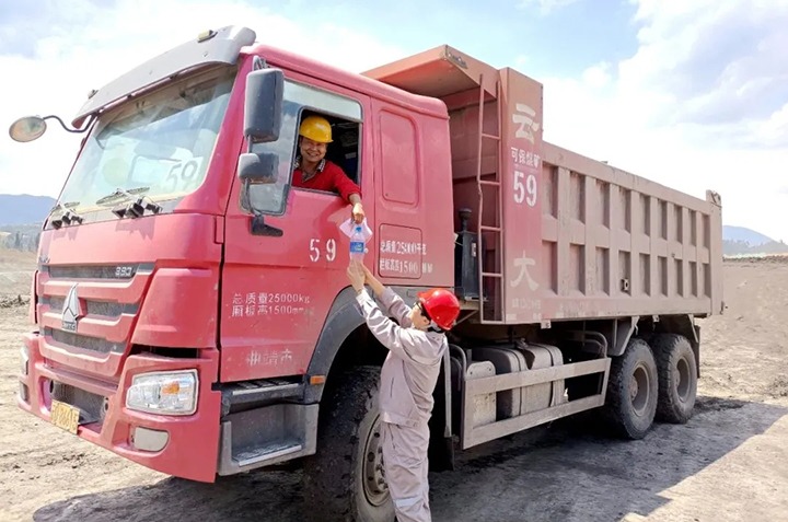 深刻职工一线 办好人民实事——可保煤矿党群支部发展“党旗在企业高高飘扬”主题党日活动