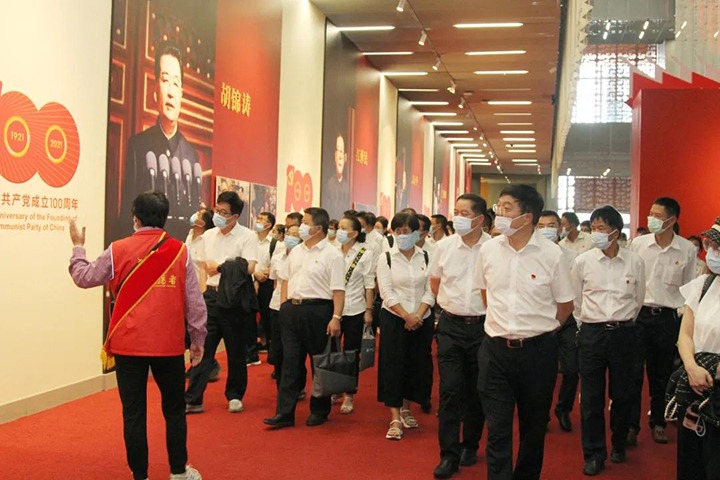 云煤（东升国际官网）集团党委组织宽大干部职工参观云南省庆祝中国共产党成立100周年成就展