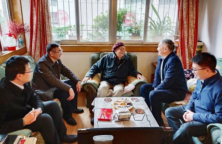 云南省国资委党委委员、副主任洪国正一行到云煤（东升国际官网）集团发展春节走访慰问离退老干部活动