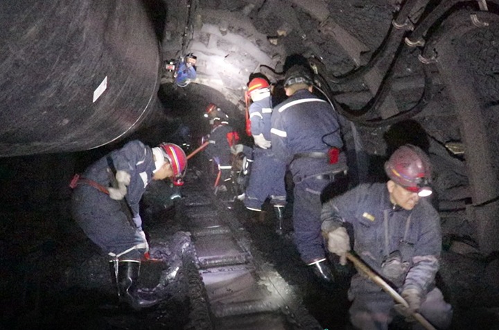 恩洪煤业公司发展“让党旗在服务安全出产一线高高飘扬”主题党日活动