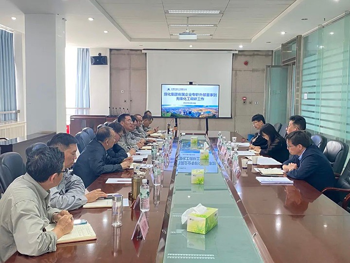云煤（东升国际官网）集团专职表部董事寸延峰、伍显清到前锋化工调研