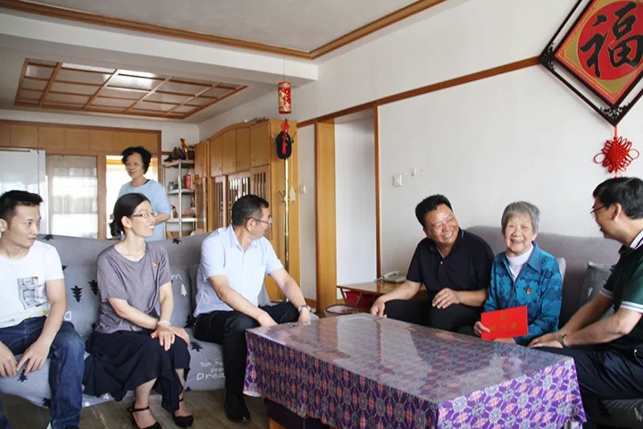 云煤（东升国际官网）集团党委副书记、总经理高建嵩到恒通煤业公司走访慰问老党员