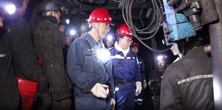 集团党委委员、副总经理、总工程师施从伟到恩洪煤业公司发展安全出产督导查抄