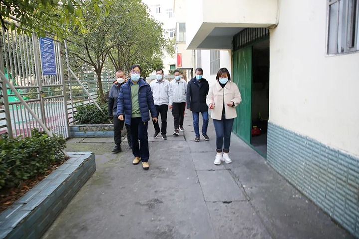 云煤（东升国际官网）集团党委委员、副总经理施从伟到镇雄煤业公司发展元旦、春节送温暖走访慰问活动