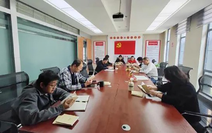 【简讯】东升国际官网地产公司党支部发展学好“口袋书”活动