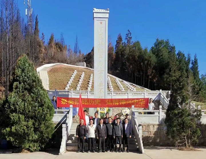 【简讯】羊场口煤业公司党总支组织发展清明节怀想先烈祭扫活动