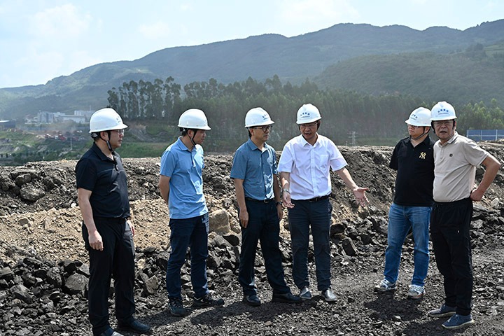 云煤集团党委委员、副总经理施从伟到前锋煤业查抄领导安全出产工作